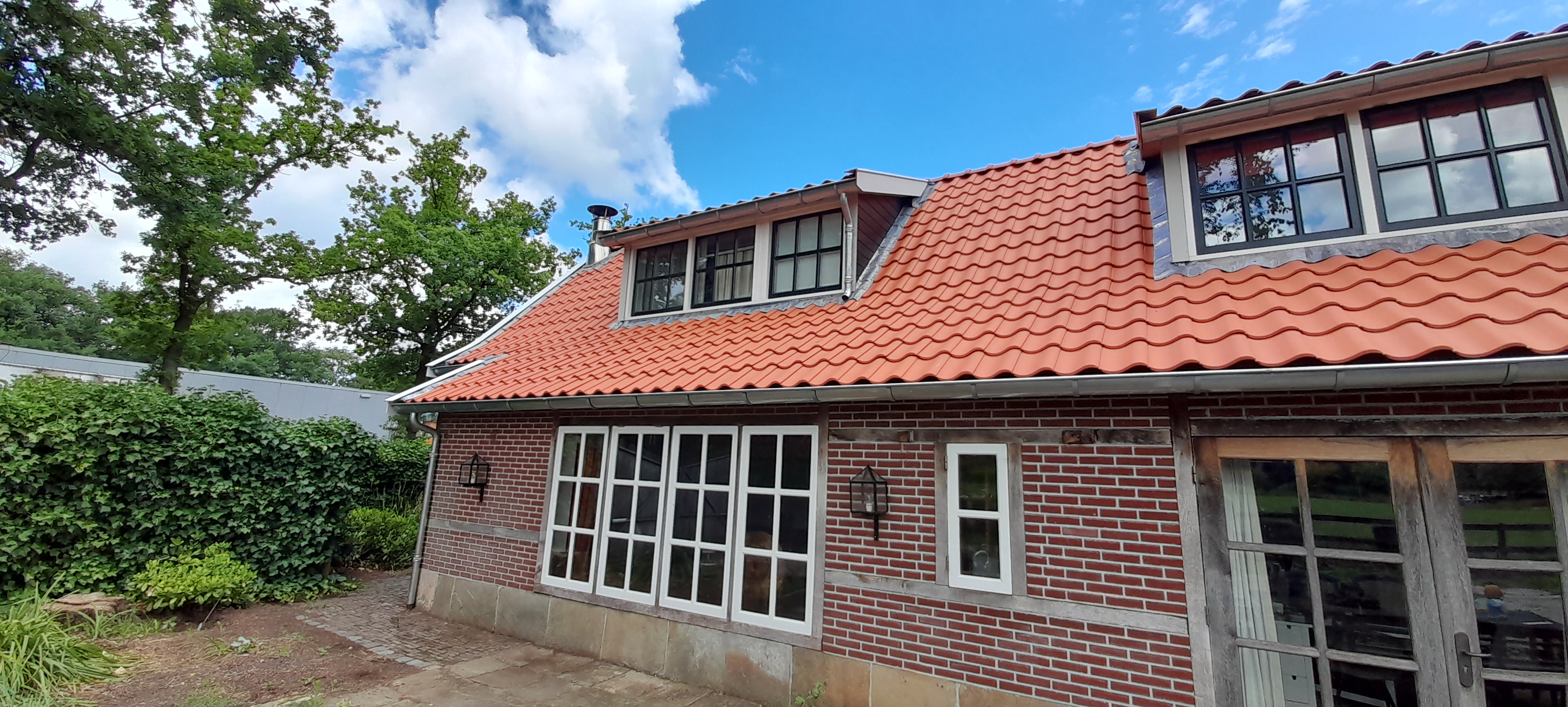 Restauratie en verduurzaming hellend dak en dakkapellen Weerselo fase 1 foto